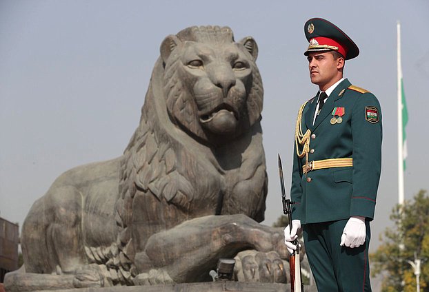 Chairman of the State Duma Viacheslav Volodin and members of the Russian delegation laid a wreath to the monument to Isma'il ibn Ahmad in Dushanbe