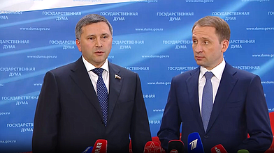 Пресс-подход Председателя Комитета по экологии, природным ресурсам и охране окружающей среды Дмитрия Кобылкина и кандидата на должность Министра природных ресурсов и экологии РФ Александра Козлова