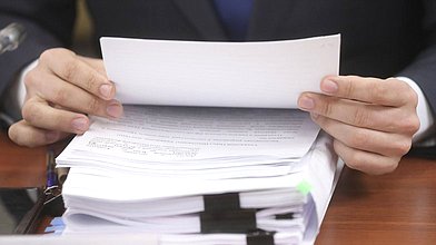 Круглый стол фракции КПРФ на тему "Конституция — основа национального суверенитета и обороноспособности Отечества"