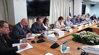 Круглый стол Комитета по труду, социальной политике и делам ветеранов на тему: "Увековечивание памяти погибших при защите Отечества: вопросы правоприменения и законодательного совершенствования"