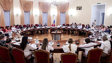 Круглый стол Комитета по защите семьи, вопросам отцовства, материнства и детства на тему "Анализ организации деятельности кризисных центров для женщин, находящихся в трудной жизненной ситуации. Выявление лучших региональных практик их функционирования в целях совершенствования действующего законодательства"