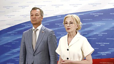Пресс-подход по итогам заседания Президиума Совета законодателей РФ заместителя Председателя ГД Ирины Яровой и Первого заместителя Председателя СФ Андрея Яцкина