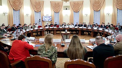 Круглый стол Комитета по молодежной политике на тему "Защитники Отечества: наставничество участников СВО как основа патриотического воспитания граждан"