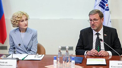 Пресс-подход заместителя Председателя Государственной Думы Ирины Яровой и заместителя Председателя Совета Федерации Константина Косачева