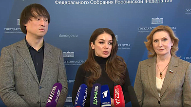 Пресс-подход Председателя Комитета ГД по туризму и развитию туристической инфраструктуры Сангаджи Тарбаева, Председателя Комитета СФ по социальной политике Инны Святенко и руководителя Федерального агентства по туризму Зарины Догузовой